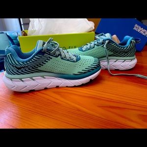 Hoka size 5 Clifton shoes